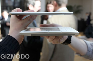 Illustration for article titled Sizemodo: The Kindle 2 vs Its Predecessor